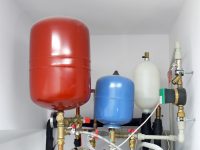 Использование воды в качестве теплоносителя требует монтажа качественной теплоизоляции труб и других элементов системы