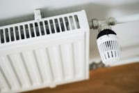 Для того чтобы система отопления работала исправно и поддерживала комфортную температуру в доме, необходимо правильно выбрать теплоноситель согласно эксплуатационным характеристикам оборудования