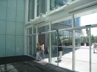 При выборе завесы следует обращать внимание на длину устройства, которая должна полностью перекрывать дверной проем При выборе завесы следует обращать внимание на длину устройства, которая должна полностью перекрывать дверной проем