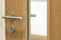 При выборе дверей с терморазрывом следует обратить внимание на качество и особенности внутреннего теплоизоляционного материала При выборе дверей с терморазрывом следует обратить внимание на качество и особенности внутреннего теплоизоляционного материала