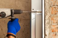 Стоит учесть, что важным нюансом при установке дверей с терморазрывом является правильный монтаж коробки и изоляции швов Стоит учесть, что важным нюансом при установке дверей с терморазрывом является правильный монтаж коробки и изоляции швов