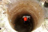 Выкопать яму для колодца можно вручную или с привлечением специальной техники