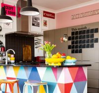 Оформление кухни в ярких оттенках подходит для квартир-студий, тем самым позволяя не перегружать интерьер и создать акцент именно на кухонном помещении