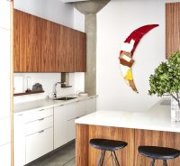 Самым современным приемом при оформлении интерьера кухни является комбинирование природных материалов с белыми глянцевыми поверхностями