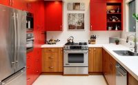 Яркие оттенки кухонного гарнитура необходимо сочетать с более спокойными, нейтральными тонами