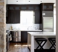 Большое открытое окно – залог хорошего освещения на маленькой кухне Большое открытое окно – залог хорошего освещения на маленькой кухне