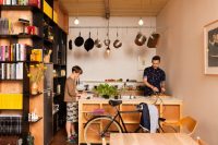 Даже на небольшой кухне можно удобно расположить и рабочую зону и зону отдыха, правильно подобрав и расположив мебель и приборы Даже на небольшой кухне можно удобно расположить и рабочую зону и зону отдыха, правильно подобрав и расположив мебель и приборы