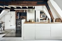 Пример удачного расположения маленькой кухни в мансардном помещении Пример удачного расположения маленькой кухни в мансардном помещении