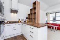 Пример зонирования кухни в квартире-студии с помощью полок-стеллажей Пример зонирования кухни в квартире-студии с помощью полок-стеллажей