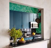 Пример визуального расширения пространства кухни за счет небольшой арки, выступающей в роли барной стойки Пример визуального расширения пространства кухни за счет небольшой арки, выступающей в роли барной стойки