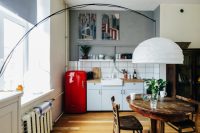 Небольшую кухню можно объединить с гостиной тем самым увеличив пространство обоих комнат Небольшую кухню можно объединить с гостиной тем самым увеличив пространство обоих комнат