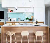 Глянцевая плитка имеет отображающие свойства, поэтому пространство кухни кажется больше Глянцевая плитка имеет отображающие свойства, поэтому пространство кухни кажется больше