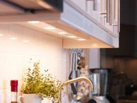 При выборе кухонного гарнитура, стоит обратить внимание не возможность установки дополнительного светодиодного освещения под шкафы При выборе кухонного гарнитура, стоит обратить внимание не возможность установки дополнительного светодиодного освещения под шкафы