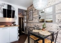 Использование зеркал и стеклянной мебели визуально облегчает пространство малогабаритной кухни в хрущевке Использование зеркал и стеклянной мебели визуально облегчает пространство малогабаритной кухни в хрущевке