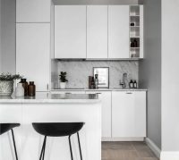 Кухня в стиле хай-тек предполагает минимальное количество цветовых акцентов и аксессуаров Кухня в стиле хай-тек предполагает минимальное количество цветовых акцентов и аксессуаров