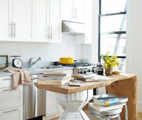 Передвижная мебель очень удобна на маленькой кухне, поскольку позволяет использовать ее там, где это необходимо Передвижная мебель очень удобна на маленькой кухне, поскольку позволяет использовать ее там, где это необходимо