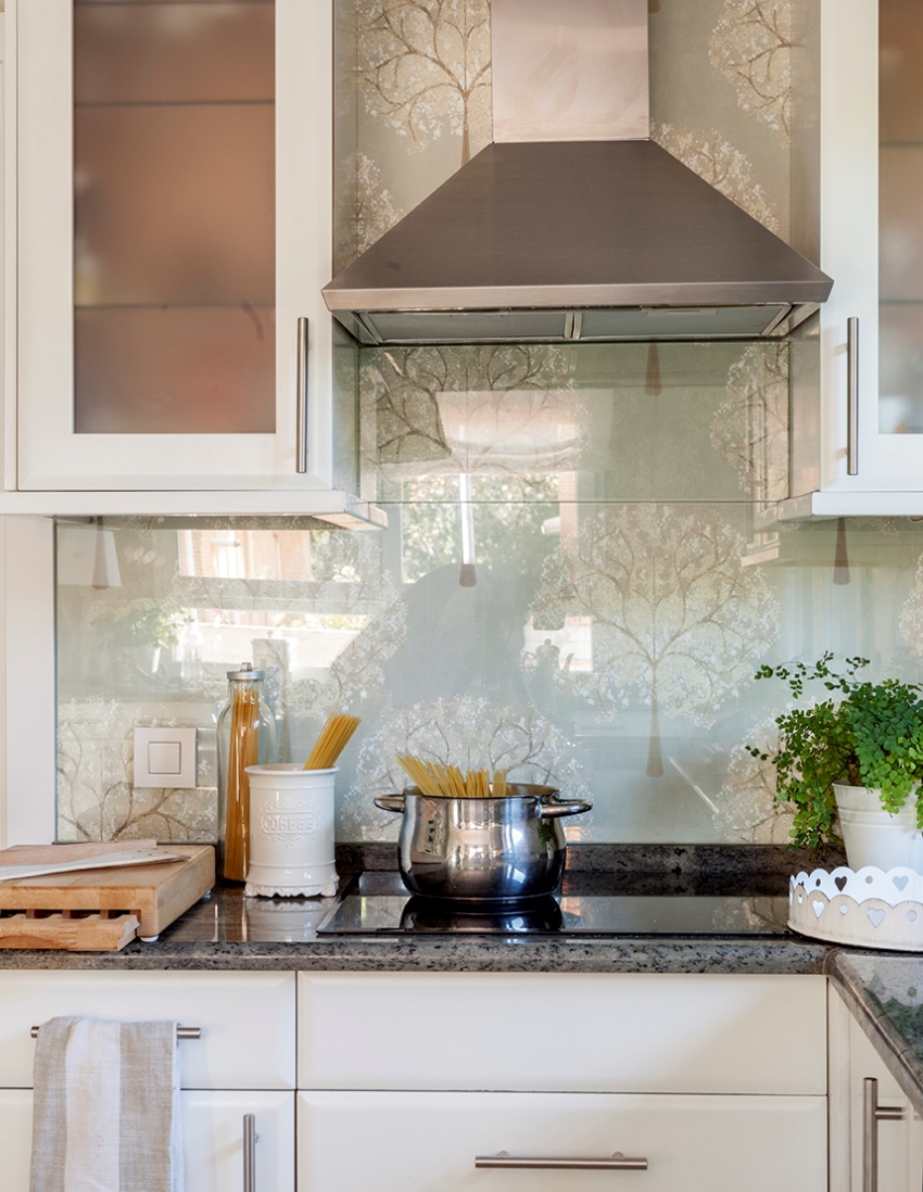 Прозрачная стеклянная панель с ненавязчивым рисунком на современной кухне
