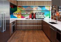 Цветные геометрические элементы на стеклянном фартуке – это идеальный вариант для желающих разбавить интерьер яркими красками Цветные геометрические элементы на стеклянном фартуке – это идеальный вариант для желающих разбавить интерьер яркими красками