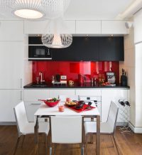 Стильная панель красного цвета способна создать необычный эффект контраста при грамотном комбинировании с бело-черной мебелью кухни Стильная панель красного цвета способна создать необычный эффект контраста при грамотном комбинировании с бело-черной мебелью кухни