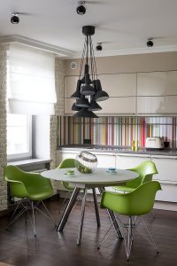 Цветные полосы на стеклянном фартуке отлично вписываются в минималистичный интерьер кухни Цветные полосы на стеклянном фартуке отлично вписываются в минималистичный интерьер кухни