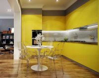 Стеклянный фартук можно закрепить с помощью шурупов, оборудованных защитными прокладками Стеклянный фартук можно закрепить с помощью шурупов, оборудованных защитными прокладками