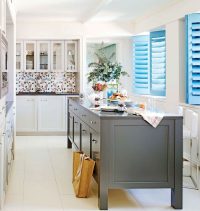 Процесс монтажа стеклянных панелей довольно прост и не отнимает у опытного мастера много времени Процесс монтажа стеклянных панелей довольно прост и не отнимает у опытного мастера много времени