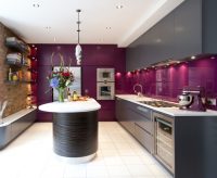 Часто стеклом закрывают обои или покрашенные стены, чтобы не перегружать интерьер кухни разнородными поверхностями Часто стеклом закрывают обои или покрашенные стены, чтобы не перегружать интерьер кухни разнородными поверхностями