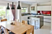 Стеклянные панели – бесшовные, благодаря чему содержать их в чистоте легче, чем, к примеру, фартук из керамической плитки, так как грязь не скапливается в стыках Стеклянные панели – бесшовные, благодаря чему содержать их в чистоте легче, чем, к примеру, фартук из керамической плитки, так как грязь не скапливается в стыках