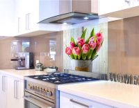 Цветочный сюжет идеально подчеркнет стиль кухни, создавая романтичную атмосферу внутри помещения