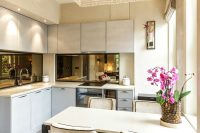 Зеркальный фартук идеален для интерьера маленькой кухни: отражая предметы, он способен визуально увеличить пространство комнаты Зеркальный фартук идеален для интерьера маленькой кухни: отражая предметы, он способен визуально увеличить пространство комнаты