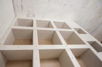 С помощью гипсокартона можно не только выравнивать стены и потолок, но и создавать сложные конструкции по типу арок или ниш С помощью гипсокартона можно не только выравнивать стены и потолок, но и создавать сложные конструкции по типу арок или ниш