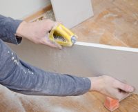 Гипсокартон от компании КНАУФ соответствует высоким стандартам качества, поэтому он не ломается и не крошится при работе Гипсокартон от компании КНАУФ соответствует высоким стандартам качества, поэтому он не ломается и не крошится при работе