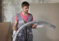 Арочные профили имеют изогнутую форму, благодаря чему формируется ровный изгиб арки Арочные профили имеют изогнутую форму, благодаря чему формируется ровный изгиб арки