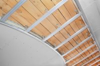 Направляющий профиль используется для монтажа вертикальной стойки для скрепления гипсокартонных листов Направляющий профиль используется для монтажа вертикальной стойки для скрепления гипсокартонных листов