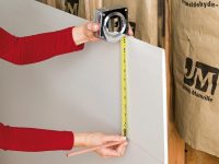 Разметка гипсокартонного листа для будущего камина Разметка гипсокартонного листа для будущего камина