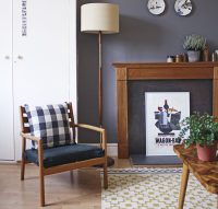 Камин необязательно декорировать дровами и изображением огня, можно использовать нестандартное решение Камин необязательно декорировать дровами и изображением огня, можно использовать нестандартное решение