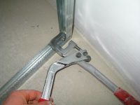 Способ скрепления металлических профилей между собой Способ скрепления металлических профилей между собой