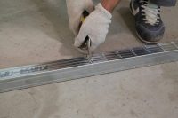 Чтобы согнуть профиль, нужно сделать на нем надрезы через равные промежутки Чтобы согнуть профиль, нужно сделать на нем надрезы через равные промежутки