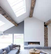 Пример использования камина в качестве ключевого акцента в комнате, оформленной в стиле модерн Пример использования камина в качестве ключевого акцента в комнате, оформленной в стиле модерн