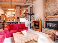 Кирпичная отделка зоны возле камина используется при оформлении интерьеров в самых разных направлениях Кирпичная отделка зоны возле камина используется при оформлении интерьеров в самых разных направлениях