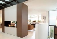 Перегородка с камином может использоваться для зонирования комнаты-студии Перегородка с камином может использоваться для зонирования комнаты-студии