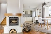 Современные дровяные камины оснащены безопасным огнеупорным стеклом Современные дровяные камины оснащены безопасным огнеупорным стеклом