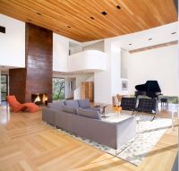 Для отделки акцентной зоны камина можно использовать дерево, тонированное в необходимый контрастный оттенок Для отделки акцентной зоны камина можно использовать дерево, тонированное в необходимый контрастный оттенок