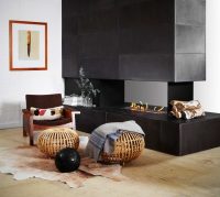 Двусторонний камин удобен тем, что пламя может просматриваться из двух разных помещений одновременно Двусторонний камин удобен тем, что пламя может просматриваться из двух разных помещений одновременно