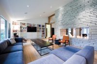 Двухсторонний камин можно использовать в качестве декоративного элемента перегородки между комнатами Двухсторонний камин можно использовать в качестве декоративного элемента перегородки между комнатами