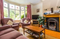 Пример использования натурального дерева и конструкции с лепниной для оформления встроенного электрического камина Пример использования натурального дерева и конструкции с лепниной для оформления встроенного электрического камина