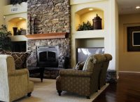 Электрический или биокамин можно оформить искусственным камнем, что внесет нотку стародавности в помещение Электрический или биокамин можно оформить искусственным камнем, что внесет нотку стародавности в помещение