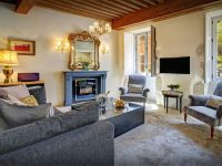 Стилю барокко свойственны детали декора в золотом и бронзовом цвете Стилю барокко свойственны детали декора в золотом и бронзовом цвете