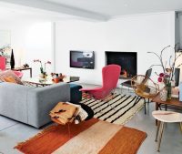 При оформлении интерьера гостиной, важно правильно разместить камин для того, чтобы конструкция была в центре внимания При оформлении интерьера гостиной, важно правильно разместить камин для того, чтобы конструкция была в центре внимания