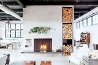 В качестве дополнения к декоративному камину можно использовать деревянные поленья В качестве дополнения к декоративному камину можно использовать деревянные поленья